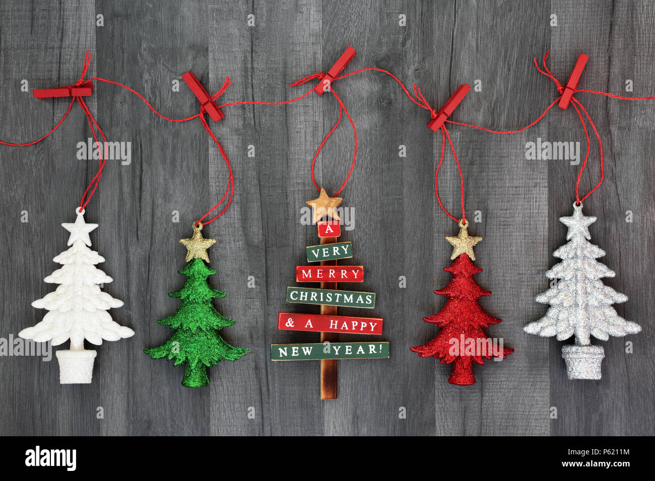 Árbol de Adornos colgantes de adorno una línea con espigas de madera rústica de fondo. Tarjeta navideños para la temporada de vacaciones Fotografía de stock - Alamy