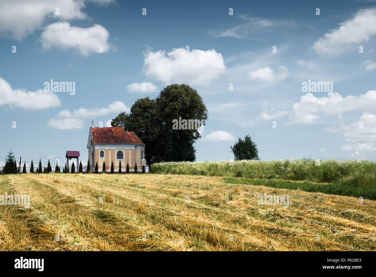 Iglesia católica en verano meadow Foto de stock