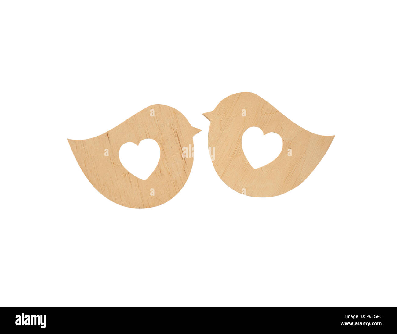 Dos pájaros de madera con corazón aislado sobre fondo blanco. Vista desde arriba. Día de San Valentín. Símbolo de amor. Foto de stock