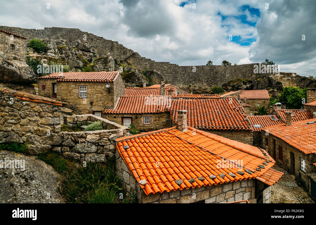 Sortelha histórico pueblo de montaña, construida dentro de las murallas medievales, incluido en Portugal en la aldea histórica ruta Foto de stock