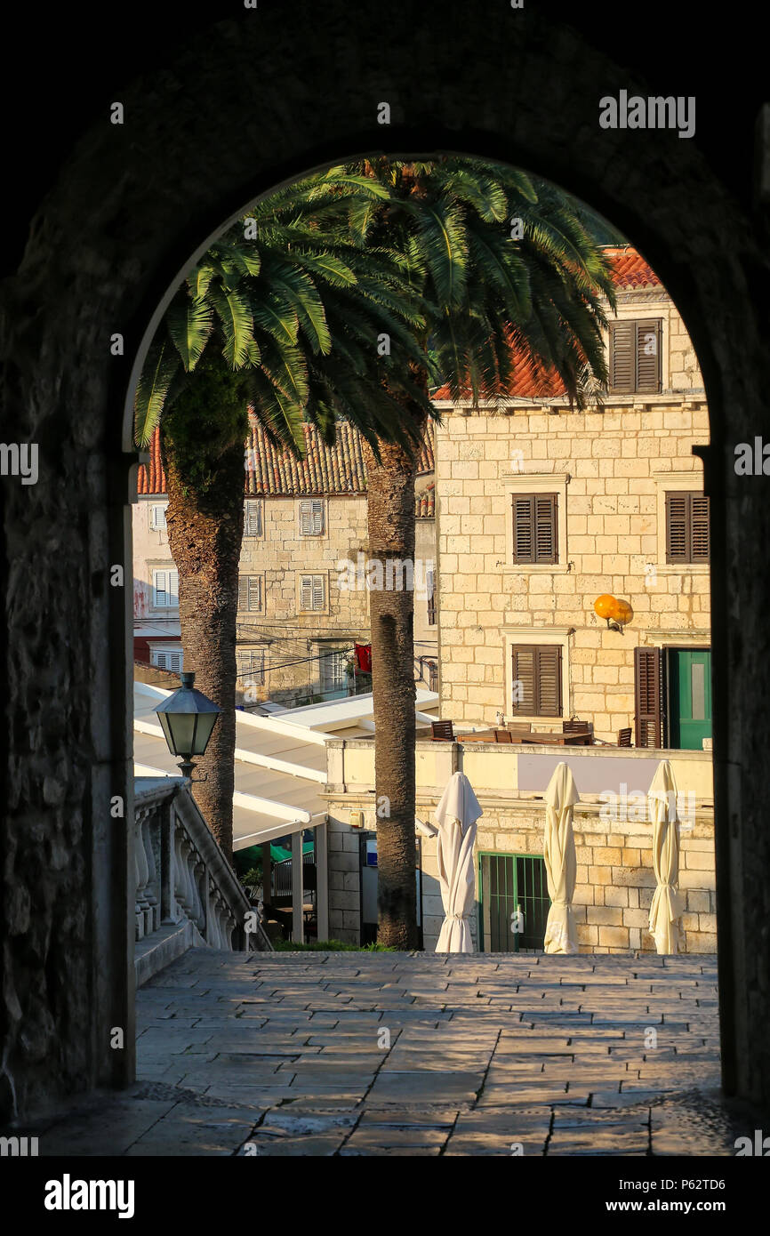 Vista a través de Kopnena Vrata (Puerta de Tierra) en el casco antiguo de Korcula, Croacia. Korcula es una ciudad histórica fortificada protegida en la costa oriental de la isla de Foto de stock