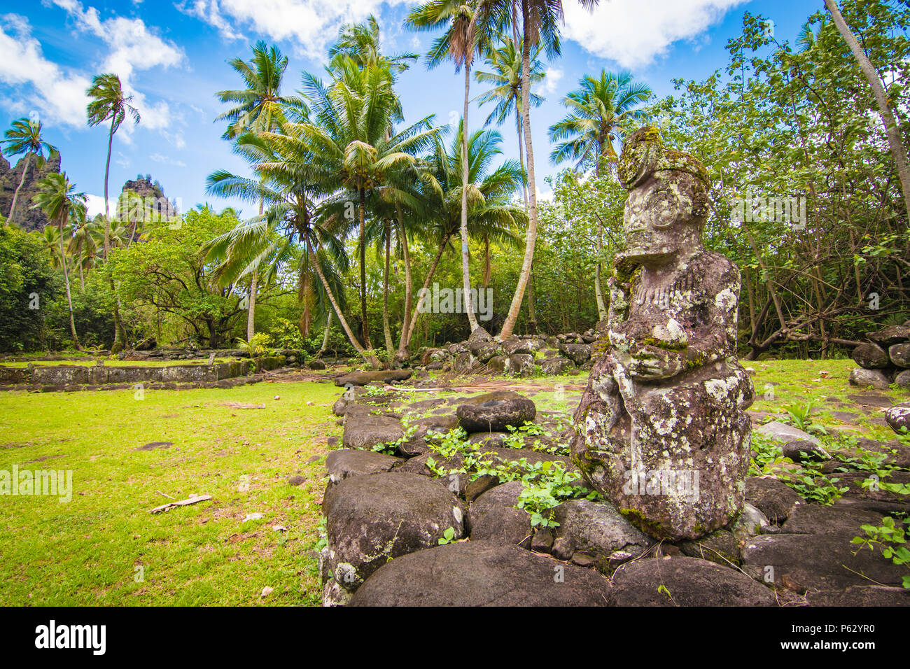 Escultura en Hikokua Sitio Arqueológico, Nuku Hiva, Marquesas Archipiélago, Polinesia Francesa Foto de stock