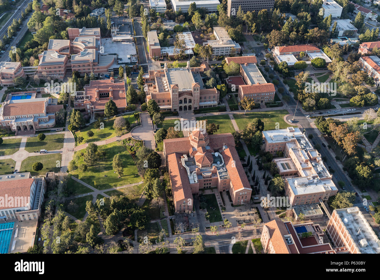 Los Angeles, California, EE.UU. - 18 de abril de 2018: Antena descripción histórica de los edificios del campus de UCLA cerca de Westwood. Foto de stock