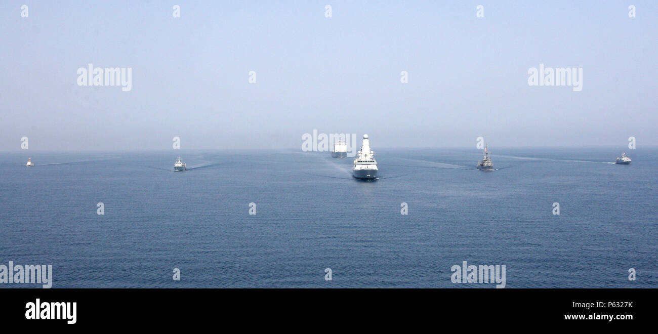 Barco de la Armada Real HMS Defender y el buque auxiliar de la Flota Real RFA Cardigan Bay ancla a la formación de una coalición de la remoción de las contramedidas y la seguridad marítima de los buques en el mar, operando en apoyo de la remoción de las contramedidas (IMCMEX ejercicio). Incluye IMCMEX marinas de más de 30 países de los seis continentes capacitación juntos en todo el Oriente Medio. El ejercicio se centra en la seguridad marítima de la remoción de las contramedidas, protección de la infraestructura marítima y la seguridad marítima en las operaciones de apoyo a la navegación civil (foto cortesía de la Royal Navy/liberado) Foto de stock