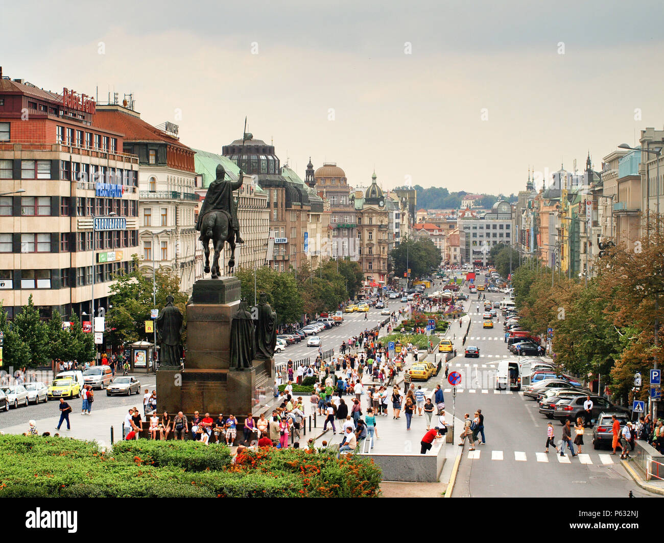 Praga, República Checa - La Plaza de Wenceslao con el Staue de Wenceslao y de los turistas que visitan Foto de stock