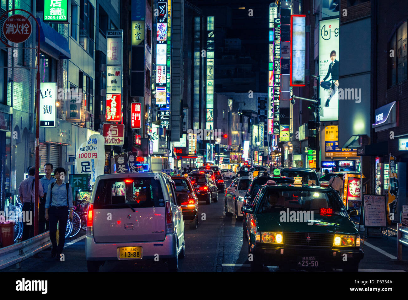 Tokio Japon Agosto De 17 Publicidad Iluminada Carteles Y Letreros En El Barrio Rojo De Kabukicho De Shinjuku Por La Noche Fotografia De Stock Alamy