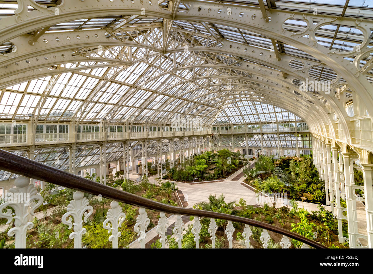 Después de 5 años de restauración, la recién restaurada casa templada en el Royal Botanic Gardens, Kew, en Londres, ha vuelto a abrir sus puertas a los visitantes . Foto de stock