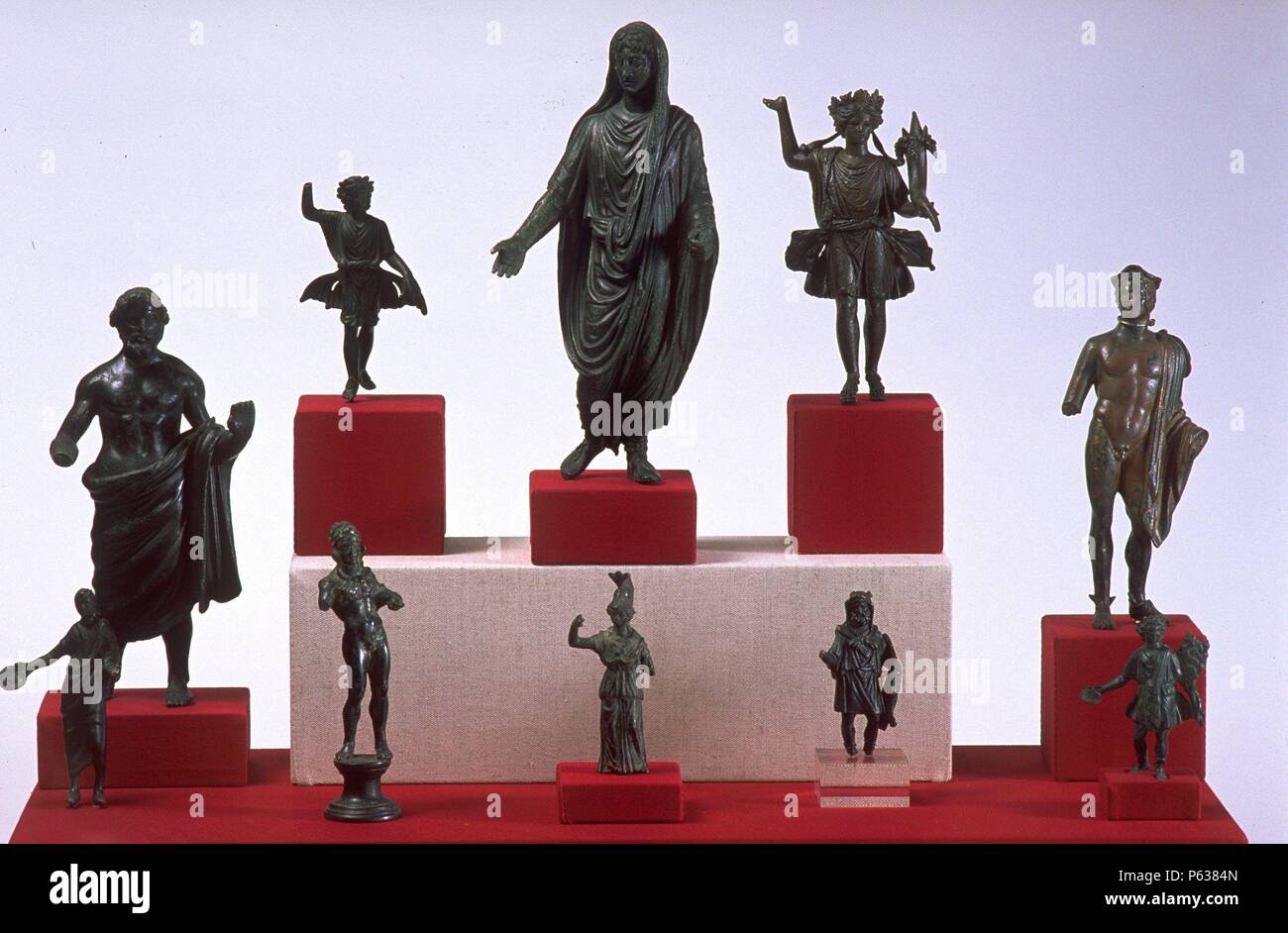 LARARIO CONJUNTO DE dioses. ROMANO. (Tu depósito: MUSEO ARQUEOLOGICO NACIONAL). Foto de stock