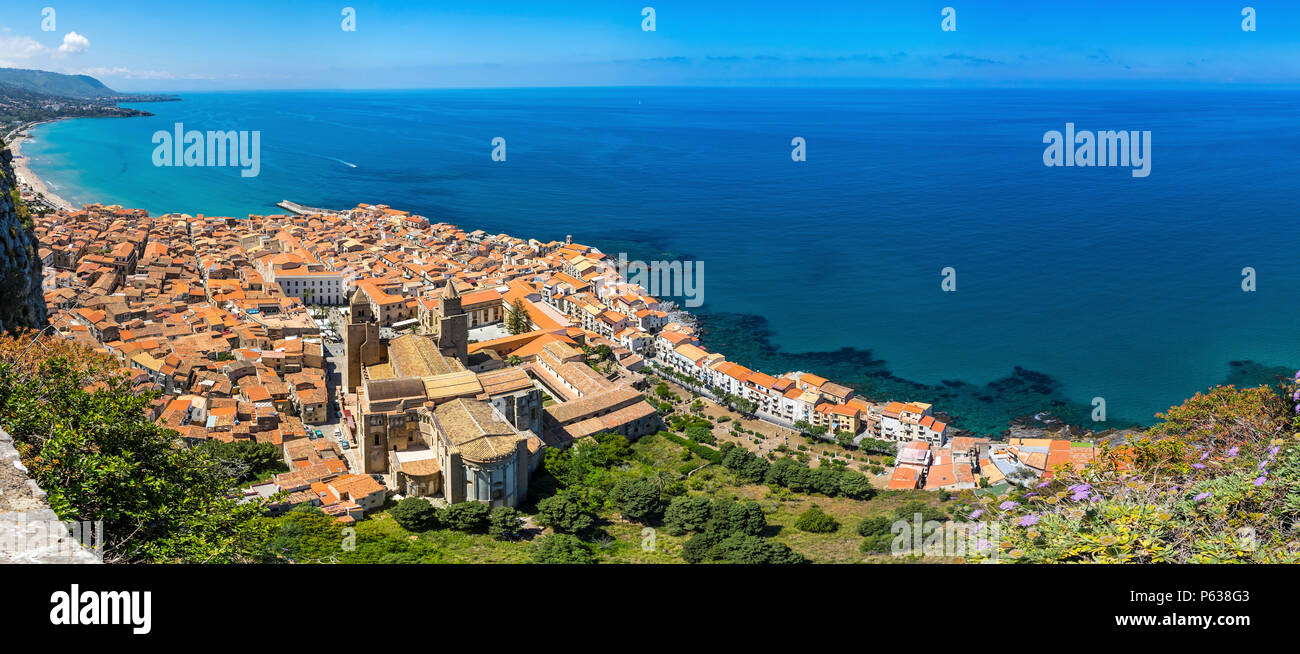 Vista aérea panorámica del casco antiguo Cefalu, Sicilia, Italia. Cefalú es uno de los principales atractivos turísticos de la región Foto de stock