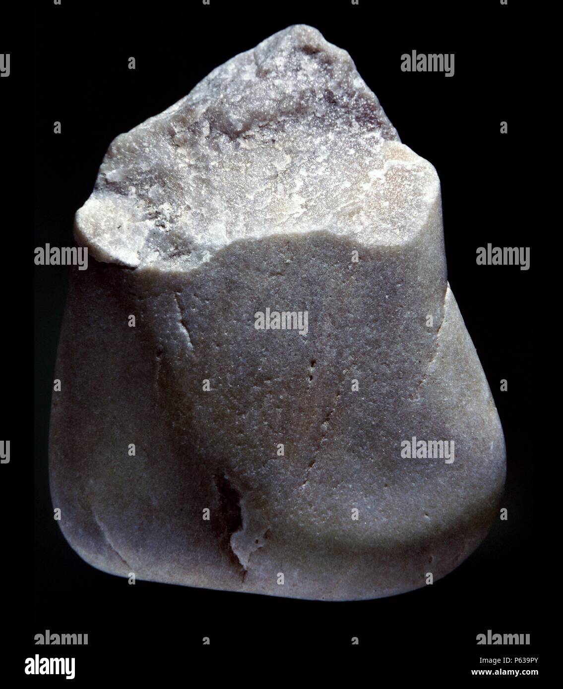 PIEZA DE AJUAR PALEOLITICO: canto trabajado de cuarcita, PROCEDENTE DE LAS TERRAZAS DEL RÍO Jarama, Guadalajara (tu depósito: MUSEO ARQUEOLOGICO NACIONAL). Foto de stock