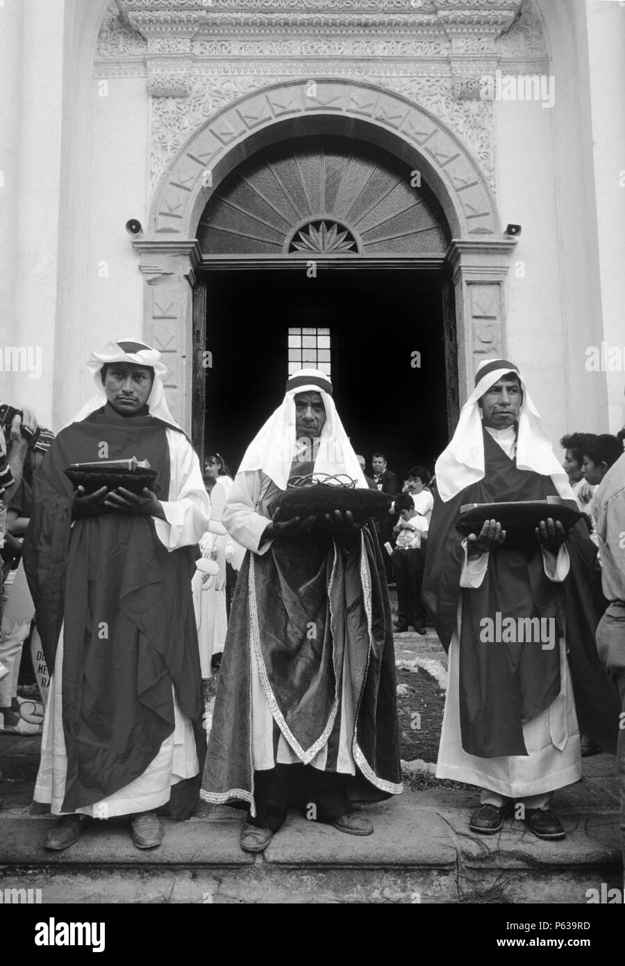 Los 3 Reyes llevando símbolos católicos CRUCIFICTION DE CRISTO durante la procesión del Viernes Santo - Antigua, Guatemala Foto de stock