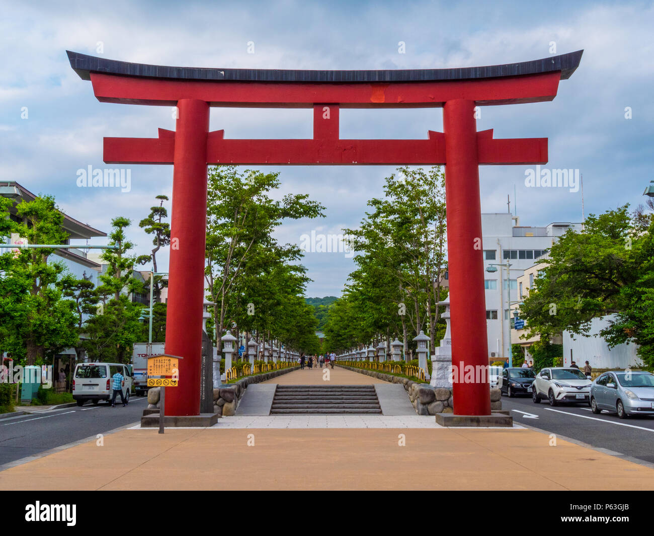 Puerta Roja japonesa típica en las calles de Kamakura llamado puerta torii  / Tokio - Japón - Junio 12, 2018 Fotografía de stock - Alamy
