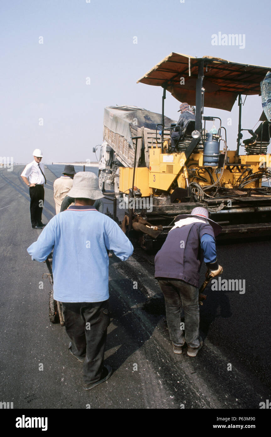 El asfaltado, pavimento trabajando en la capa superior de la nueva pista de aterrizaje en el Aeropuerto de Bangkok Suvarnabhumi internacional nuevo Foto de stock