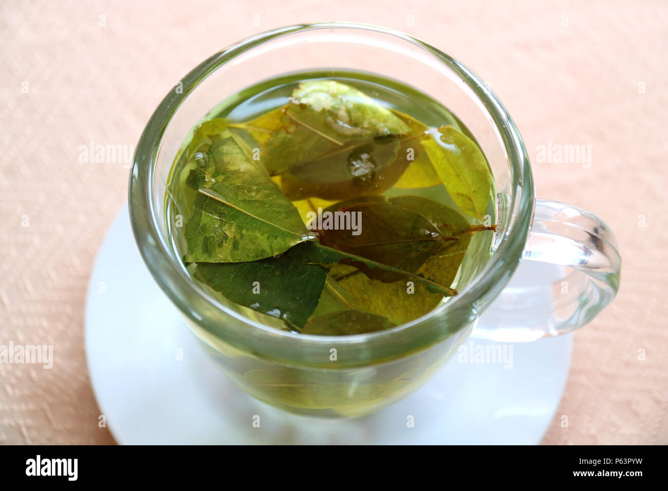 Beber té de hoja de coca para prevenir el mal de altura, Puno, Perú