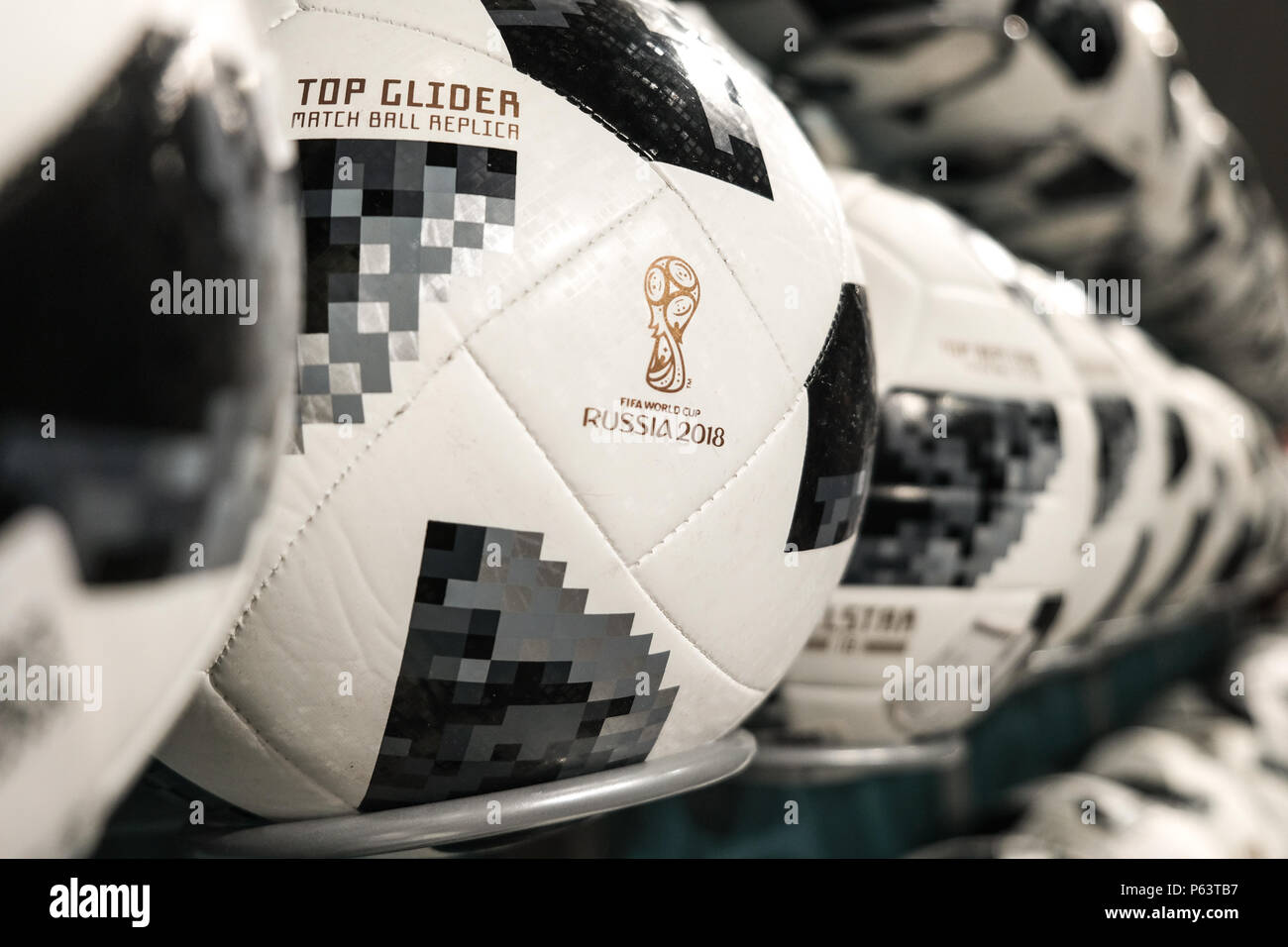 27 de junio de 2018, Moscú, Rusia. Pelota oficial blanca con logotipo del campeonato mundial de la FIFA Rusia 2018 Foto de stock