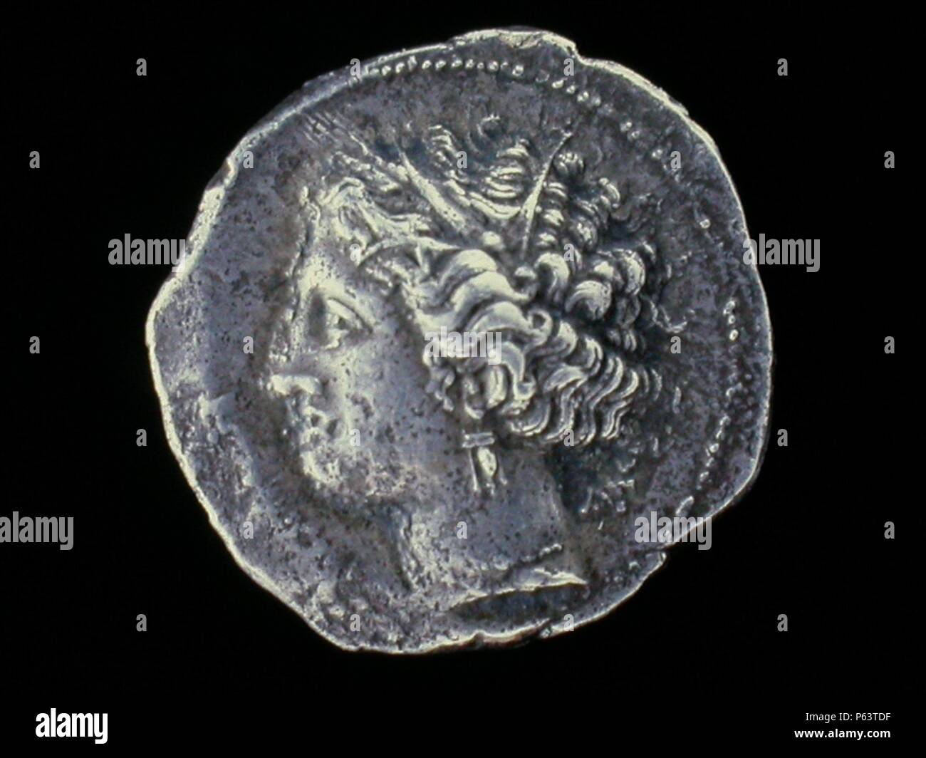 NUMISMATICA. MONEDA hispano-griega. DRACMA DE PLATA. ANVERSO. CABEZA DE ARETUSA, MIRANDO A LA IZQUIERDA. 218 A.C. (Tu depósito: MUSEO ARQUEOLOGICO NACIONAL). Foto de stock