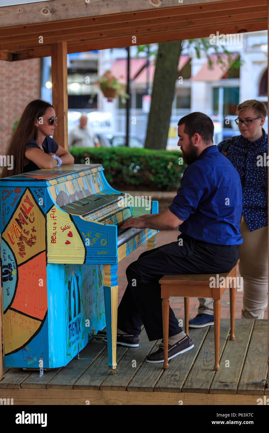 Lancaster, PA, USA - Junio 25, 2018: En el centro de la ciudad de Lancaster, coloridos pianos son interpretados por las personas que pasan, llenando las calles de impromptu sou Foto de stock