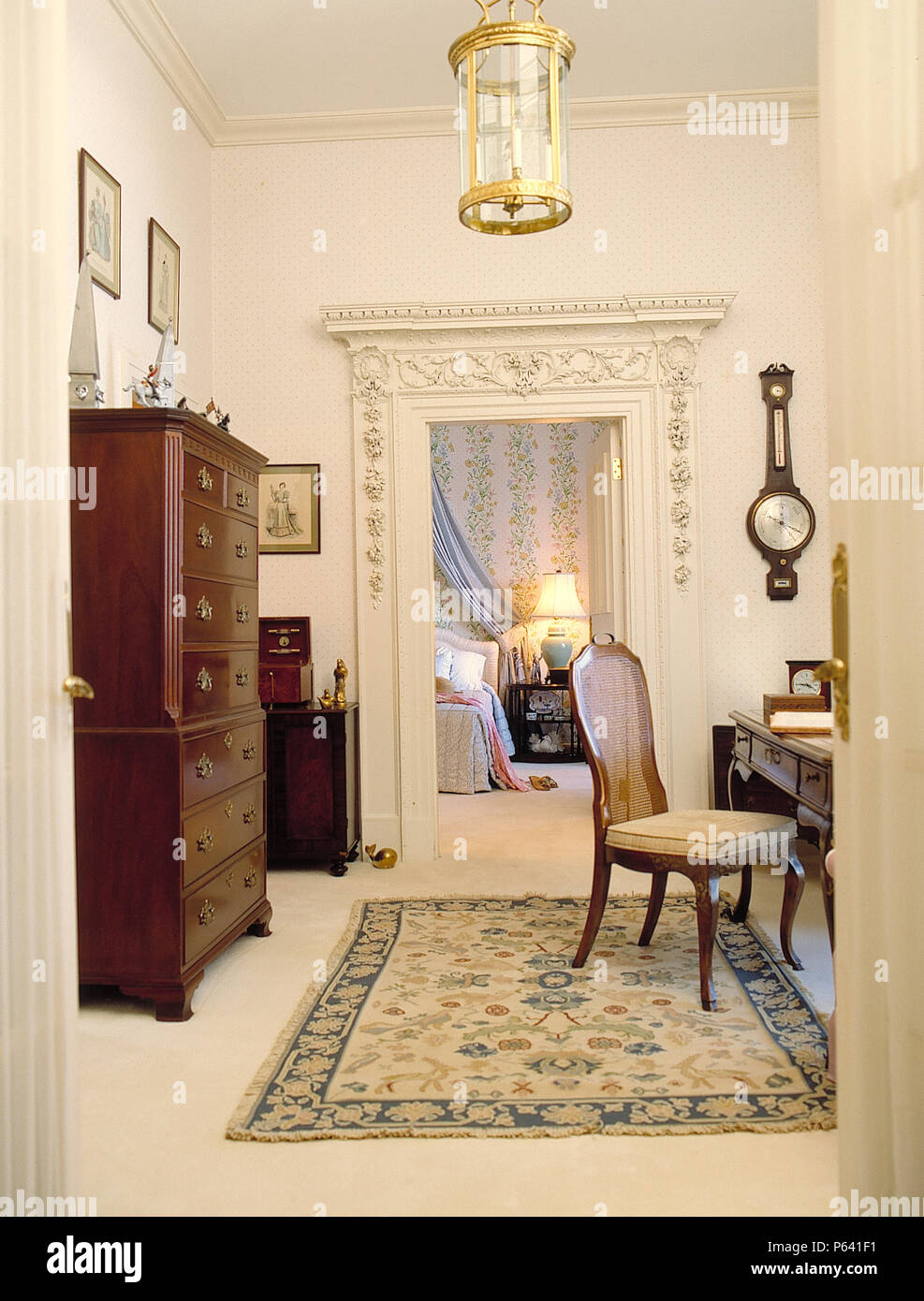 Antique de pecho en el pecho en estudio vestidor con vista a través de la puerta de la habitación Foto de stock