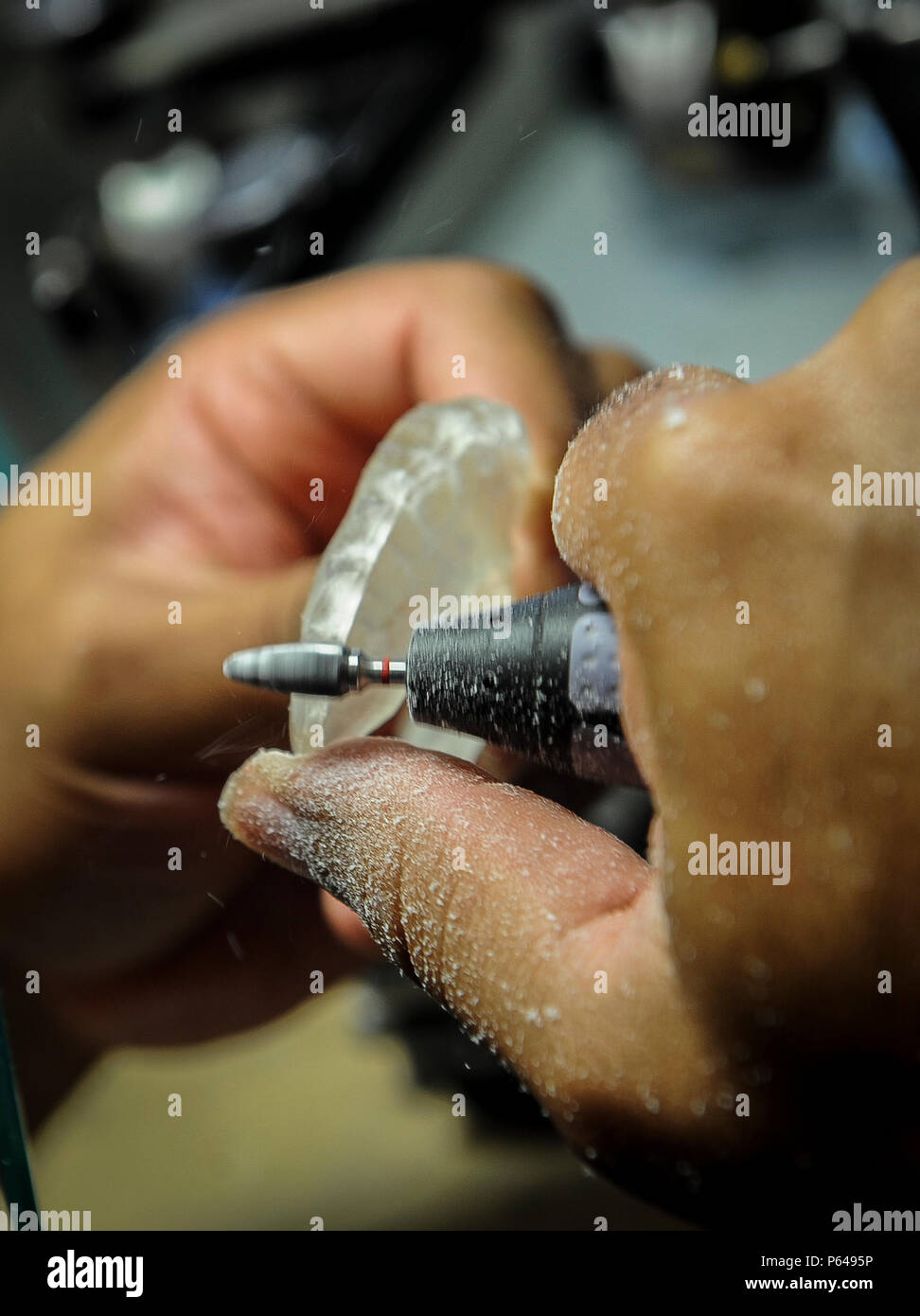 Tech Sgt. Antwon Mcphail, un técnico de laboratorio dental con el primer  Escuadrón Dental de Operaciones Especiales, formas un protector bucal en  Hurlburt Field, Florida, 18 de abril de 2016. El laboratorio