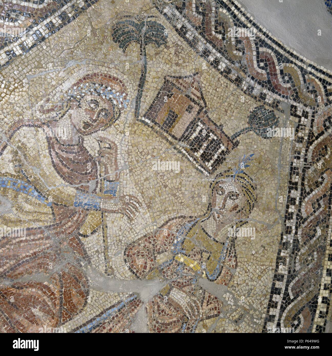 El mosaico de las Musas: DETALLE DE DOS CABEZAS FEMENINAS Y UNA VILLA. ROMANO. (Tu depósito: MUSEO ARQUEOLOGICO NACIONAL). Foto de stock