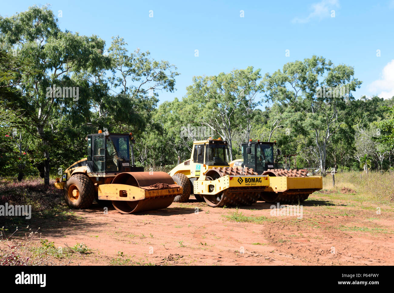 Camino de rodillos utilizados para compactar el camino de tierra de la  península del cabo York, Far North Queensland, FNQ, Queensland, Australia  Fotografía de stock - Alamy