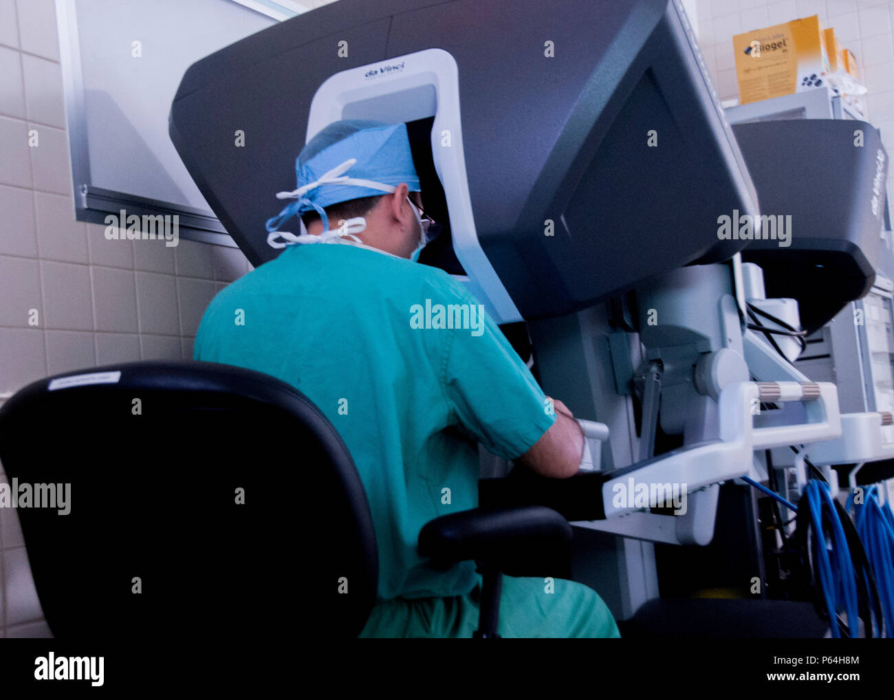El Dr. Samuel Cancel-Rivera, un obstetra/ginecólogo médico mira a través de un sistema de imagen 3D mientras opera a un paciente utilizando la última state-of-the-art Robotic Surgical System en el William Beaumont Army Medical Center, el 2 de mayo. El cirujano-manipulado sistema permite a los cirujanos operar con la articulación de instrumentos que se doblan y giran mucho mayor que la muñeca humana a través de una incisión más pequeña que un centímetro.William Beaumont Army Medical Center realizó la primera cirugía robótica en el Departamento de Defensa utilizando el sistema quirúrgico. Foto de stock