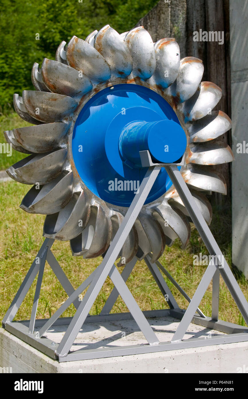 Una turbina de agua en una central hidroeléctrica en Flims Suiza Foto de stock