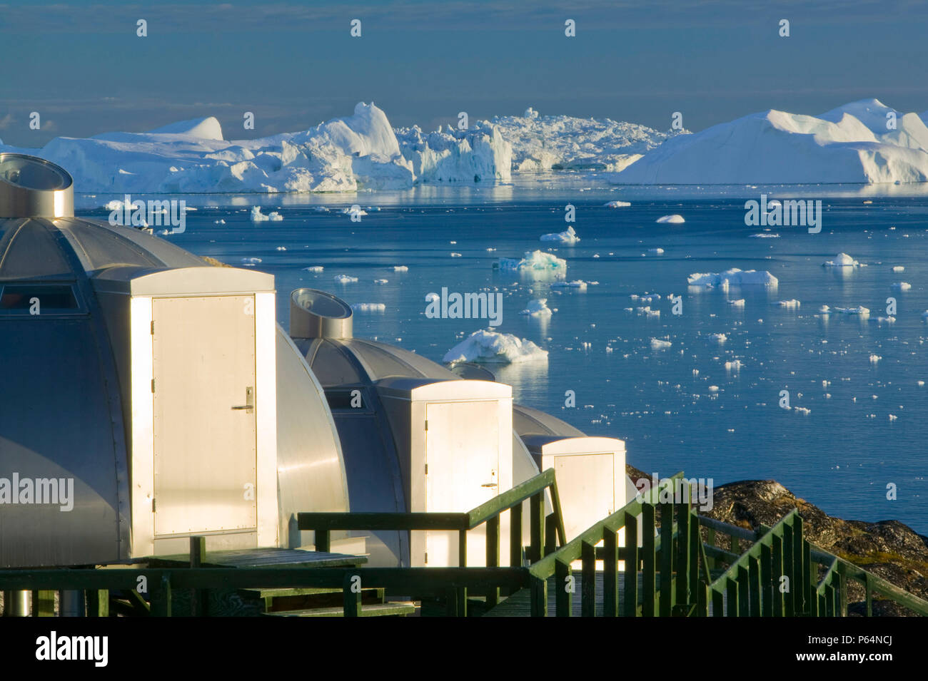 Los Igloos fuera del Ártico Hotel en Ilulissat en Groenlandia. Ilulissat es un sitio del Patrimonio Mundial de la UNESCO debido al Glaciar Jacobshavn o Sermeq Kujal Foto de stock