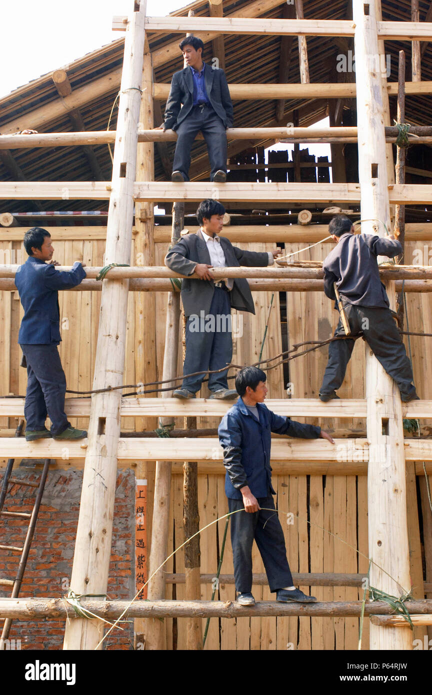 Los trabajadores de erigir una tradicional casa de madera de diseño