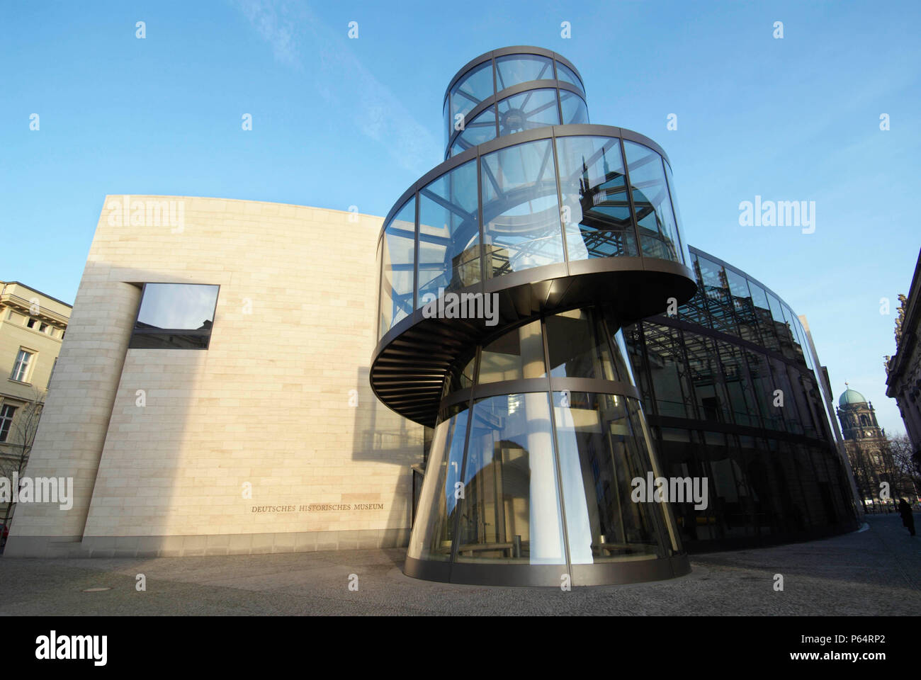 Escalera de vidrio nuevo anexo del museo histórico de Berlín, Alemania desgned por IM Pei. Foto de stock