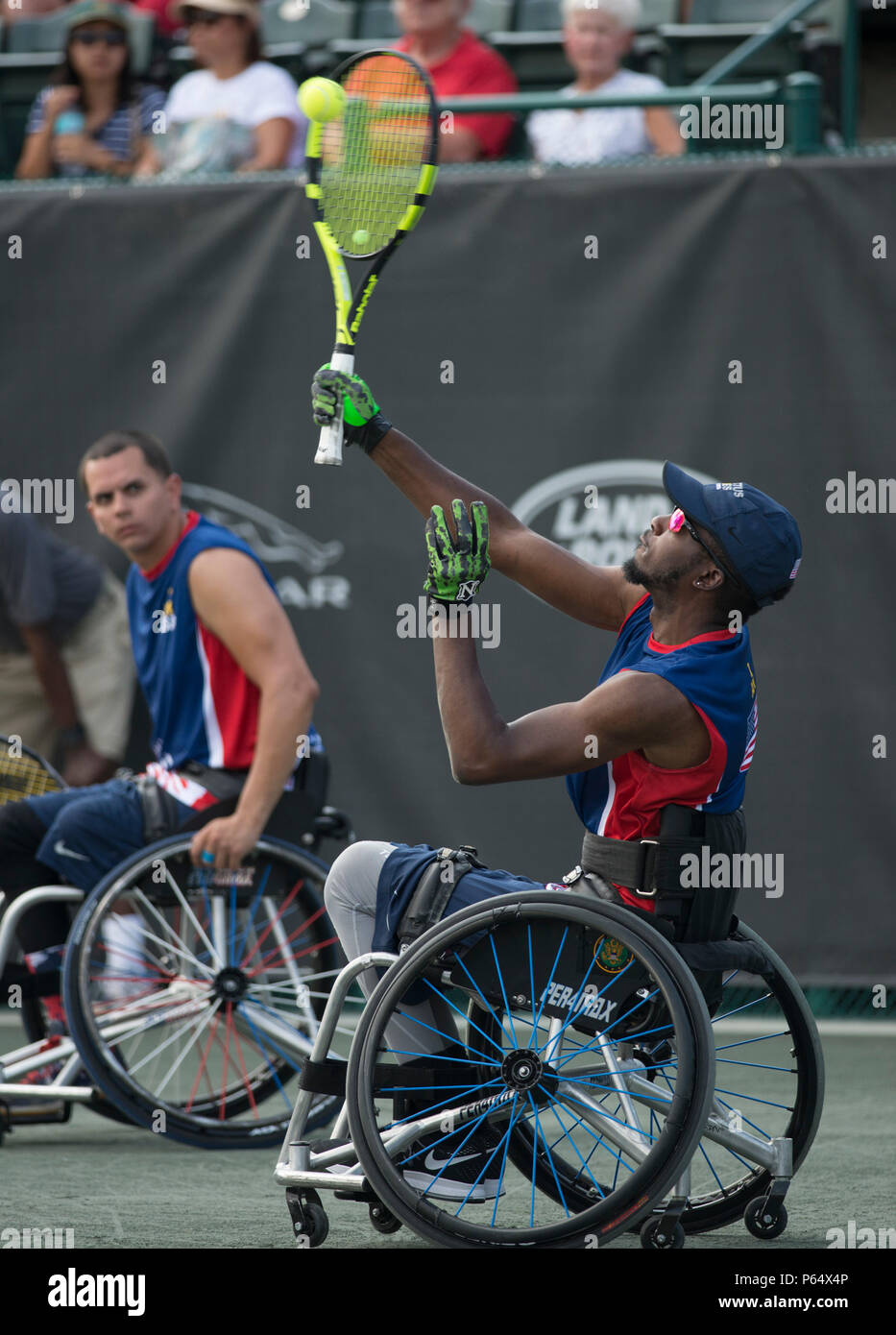 SOCOM veterano estadounidense R.J. Anderson, derecho y veterano de la  Marina de EE.UU. Javier Rodríguez juegan Nueva Zelanda en el tenis en silla  de ruedas durante las semi-finales Invictus Games 2016 en