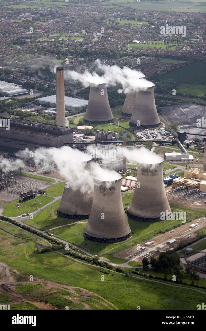 Vista aérea del sudeste de Power Station, una torre de refrigeración en Didcot, Oxfordshire, REINO UNIDO Foto de stock