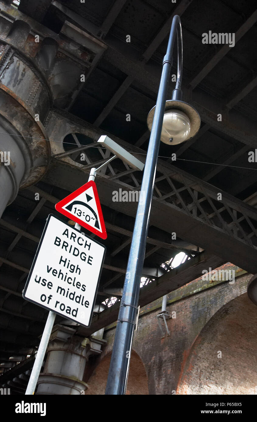 Señal de carretera bajo el Castlefield bridge. Francis Egerton, el tercer Duque de Bridgewater encargó al gran ingeniero James Brindley para construir un ne Foto de stock