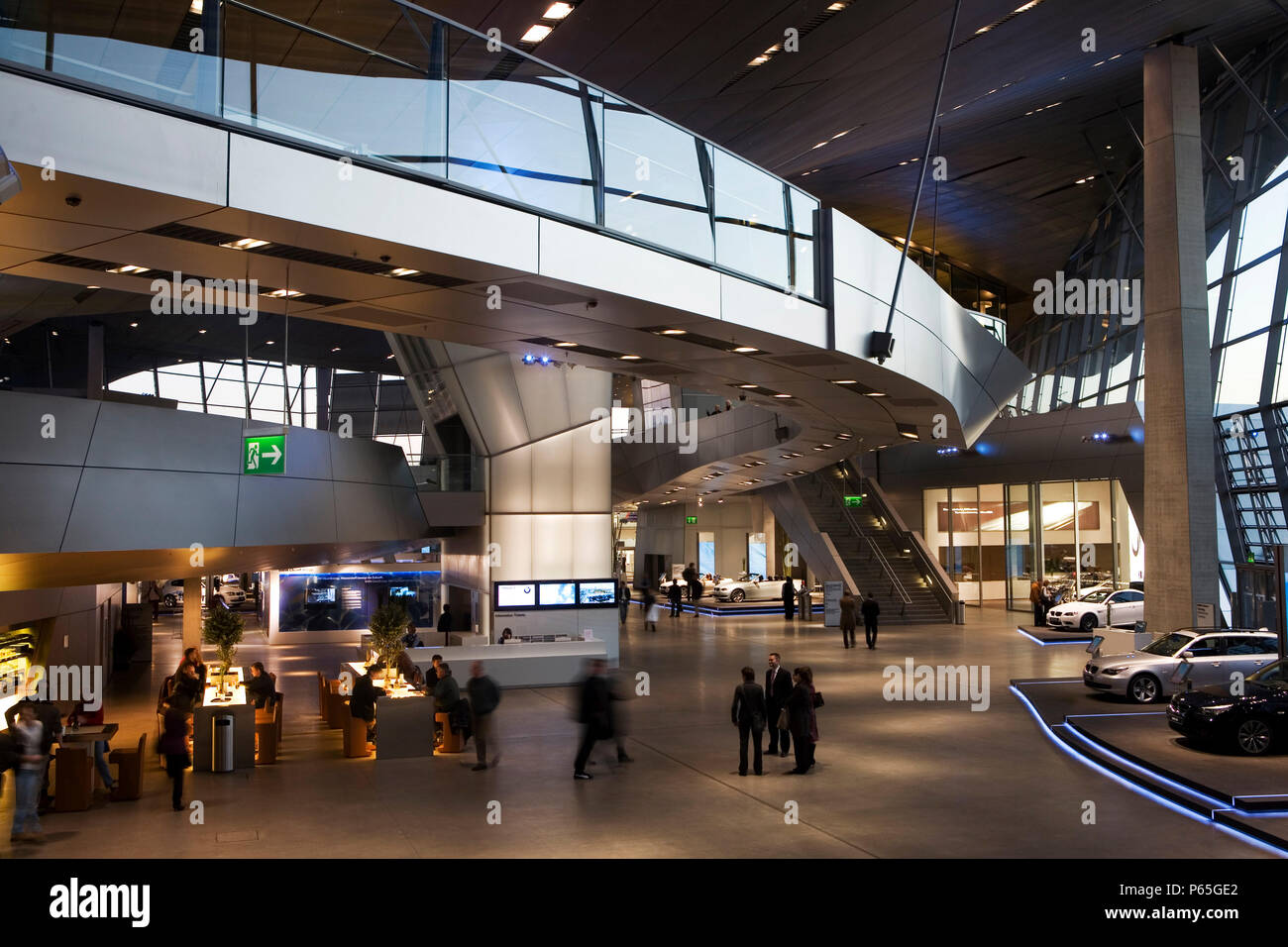 BMW Welt (Mundo BMW), Munich, Alemania. Inaugurado en octubre de 2007, el proyecto de 100 millones de euros tiene una superficie bruta de 73.000 m2 para un planificado aver Foto de stock
