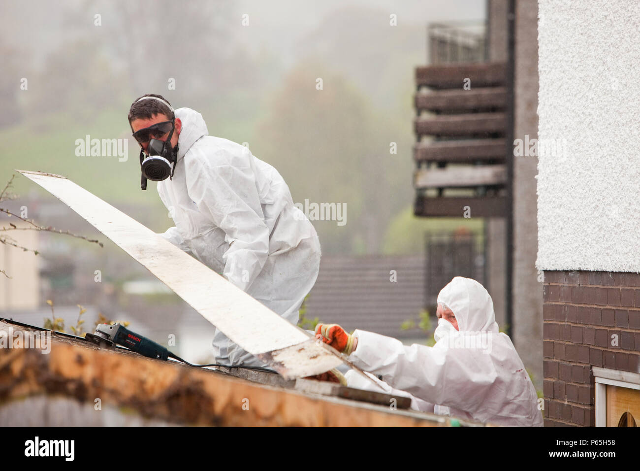 Removing asbestos fotografías e imágenes de alta resolución - Alamy
