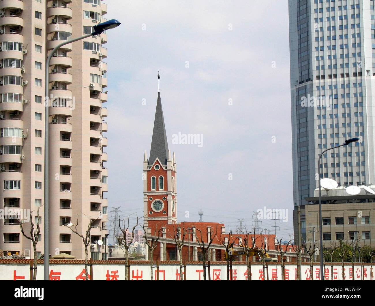 Iglesia cristiana entre los rascacielos de Shanghai, China. Foto de stock