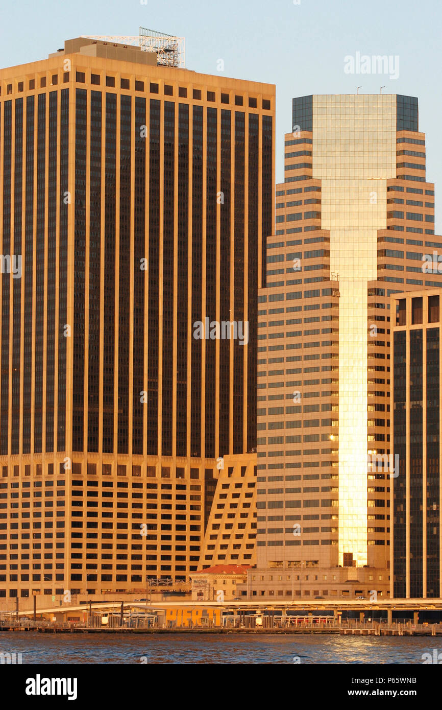 La economía de la ciudad de Nueva York, EE.UU.: ver al distrito financiero en el centro de Manhattan Foto de stock
