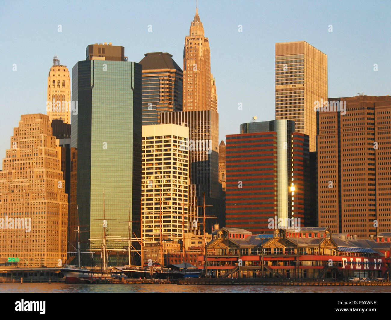 La economía de la ciudad de Nueva York, EE.UU.: ver al distrito financiero en el centro de Manhattan Foto de stock
