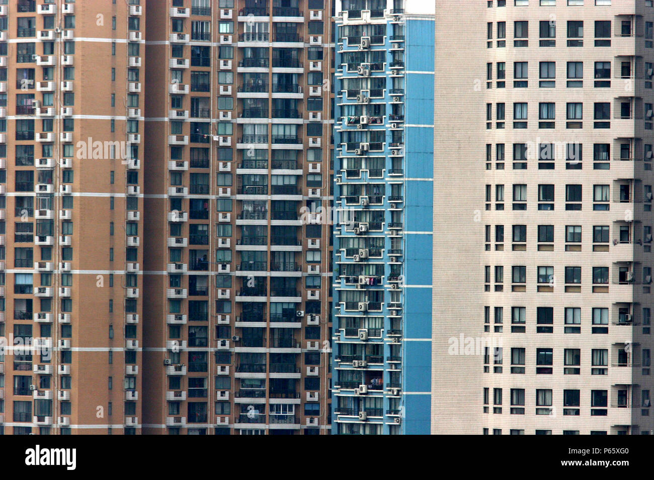 Vista desde el Nanpu Daquio de apartamentos en Puxi, Shanghai, China. Foto de stock
