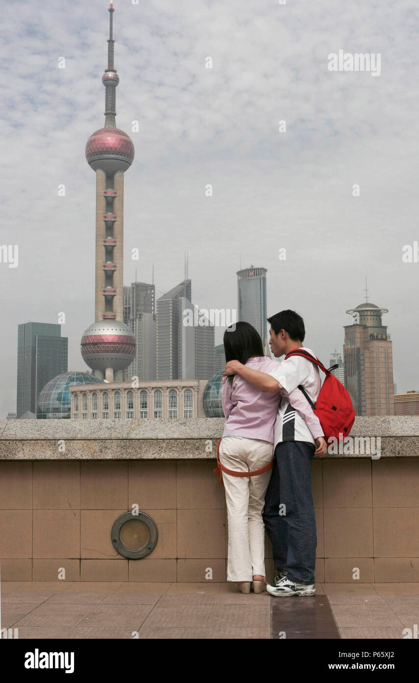 Vistas al río Huangpu de la antigua zona de marisma y el nuevo centro económico de Pudong, Shanghai, China. Foto de stock