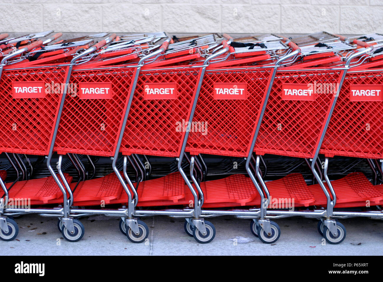 La economía de Estados Unidos: detalle de carritos de supermercado. Foto de stock