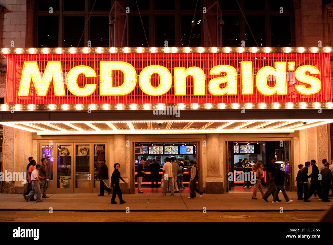 Economía EEUU: Mc Donalds restaurante de comida rápida en la calle 42 en la Ciudad de Nueva York Foto de stock