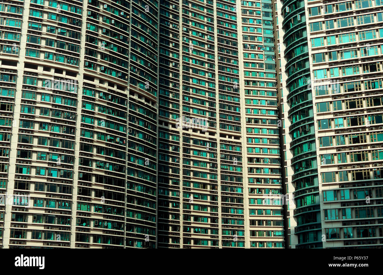 Apartamento típicos rascacielos de Hong Kong. Foto de stock