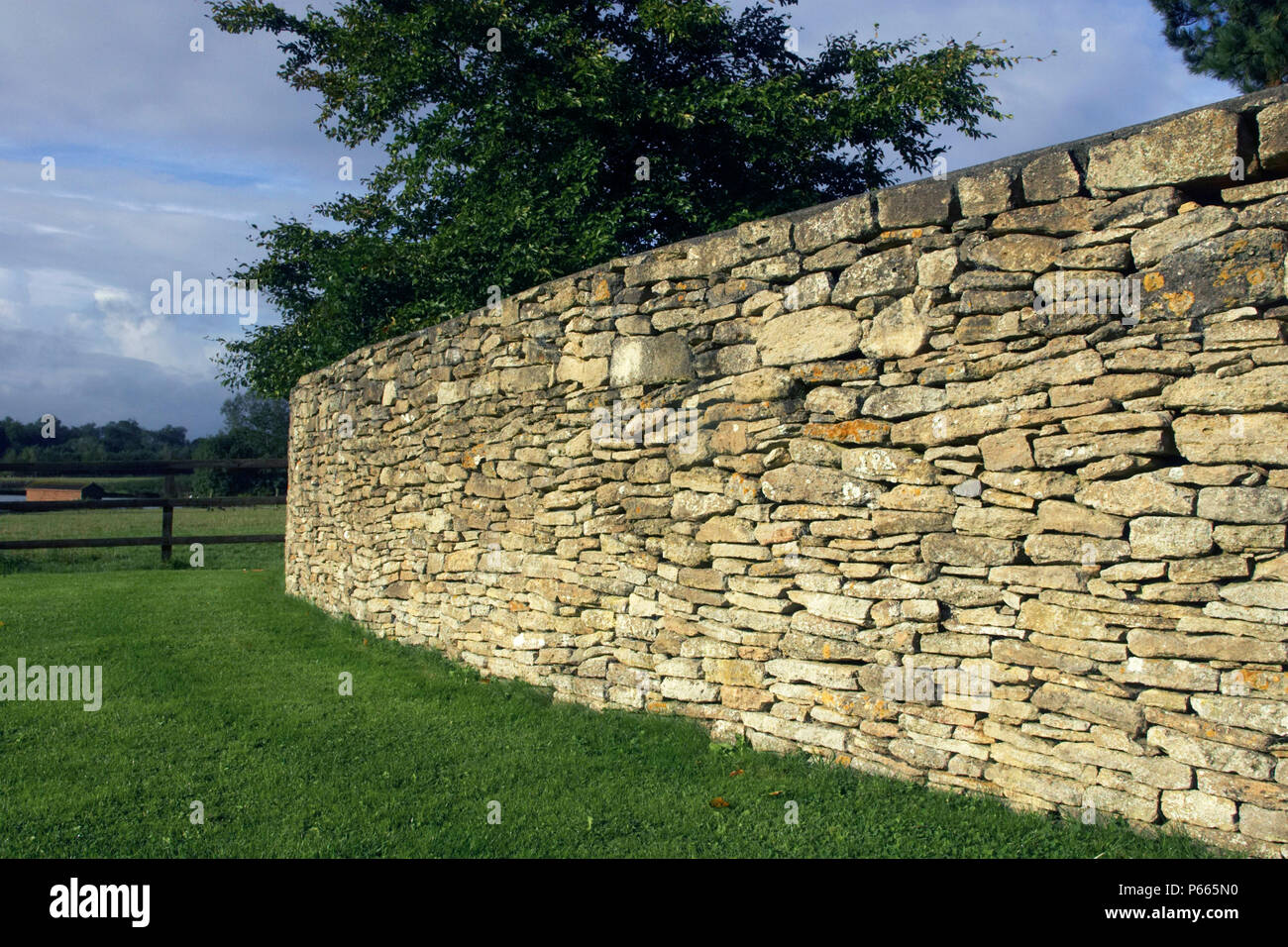 Albarrada construida con piedras Somerset Mendip, Somerset, Inglaterra, Reino Unido. Foto de stock