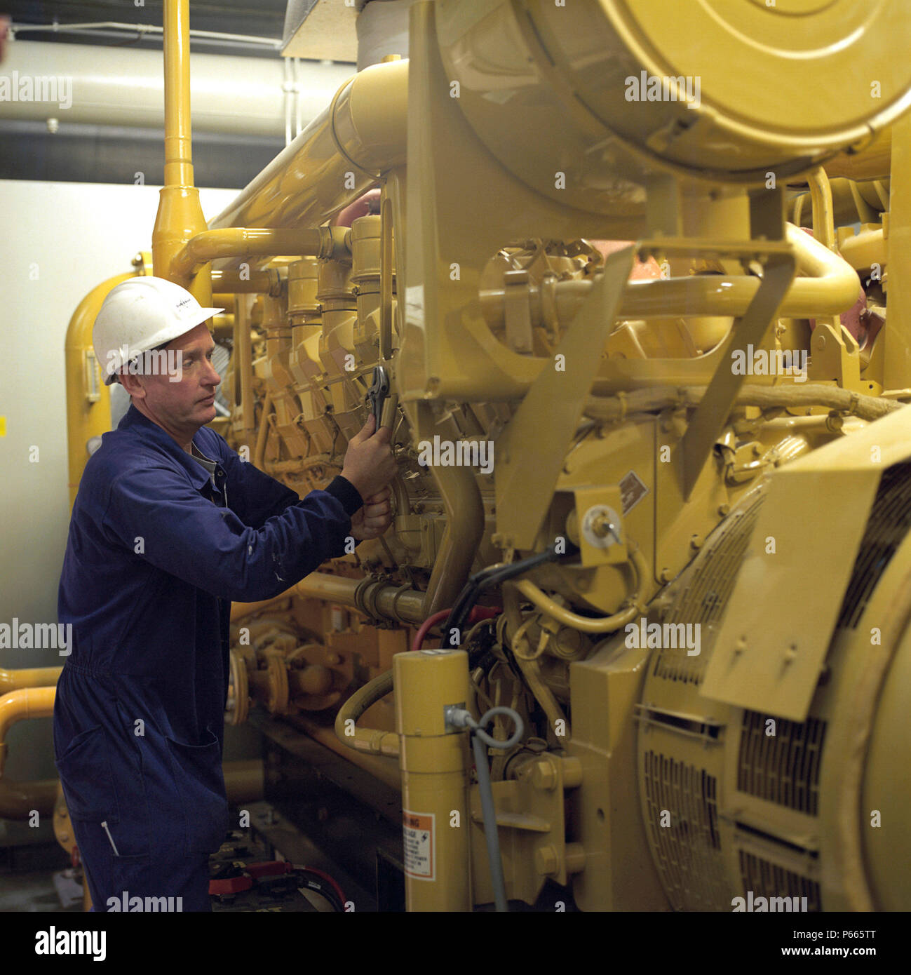 Los trabajos de mantenimiento se realizan a un generador, Reino Unido. Foto de stock