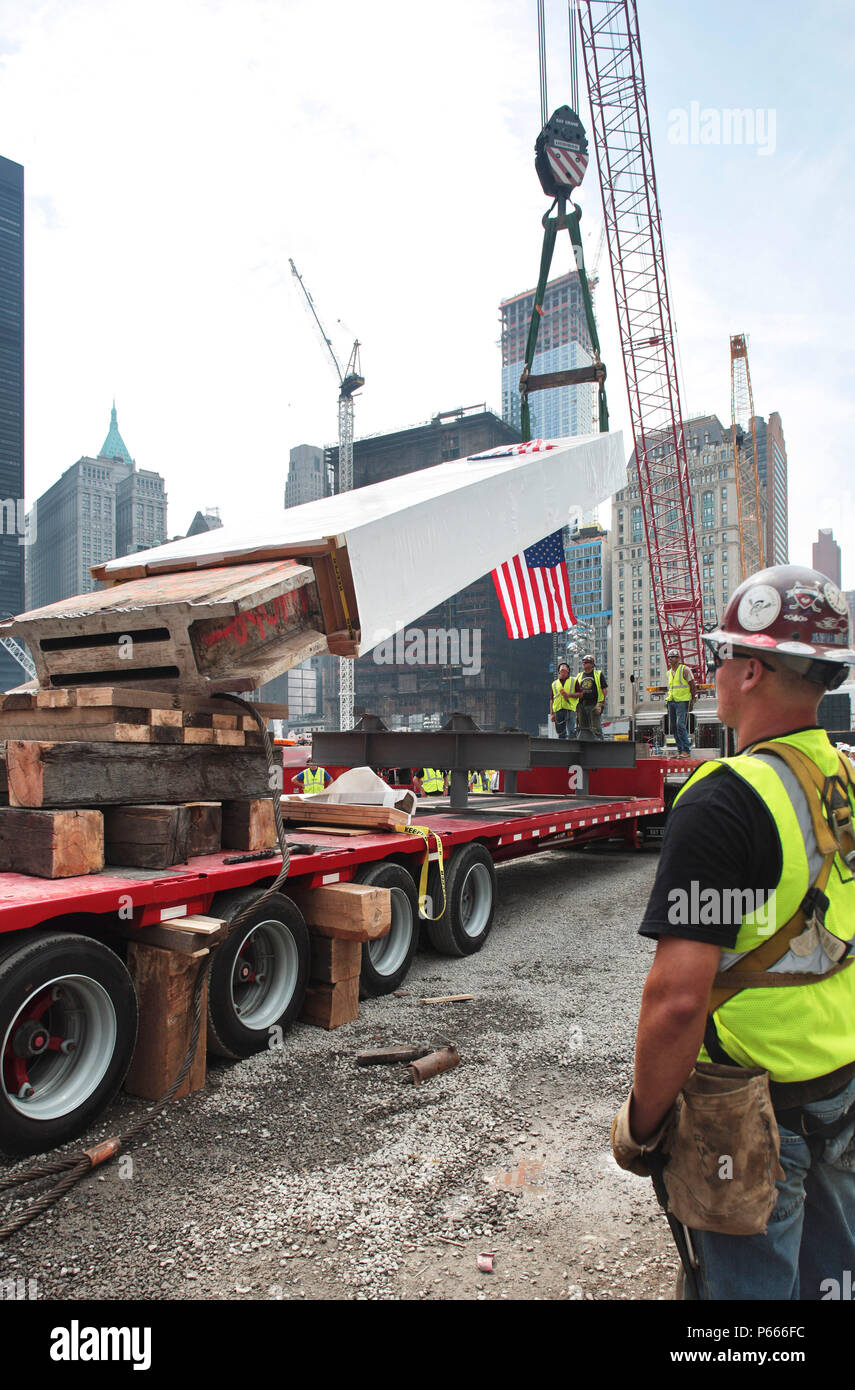 World Trade Center, Nueva York, EE.UU. en agosto de 2009, Memorial, viga de acero devuelve Foto de stock