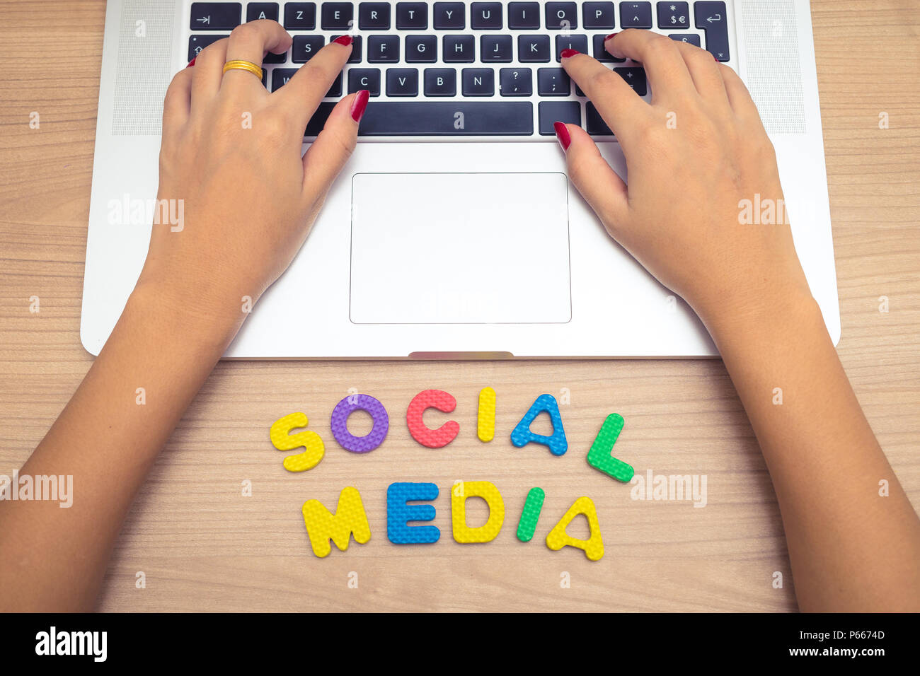 Mujer de negocios con pc portátil de mano con cartas de social media , social media concepto Foto de stock