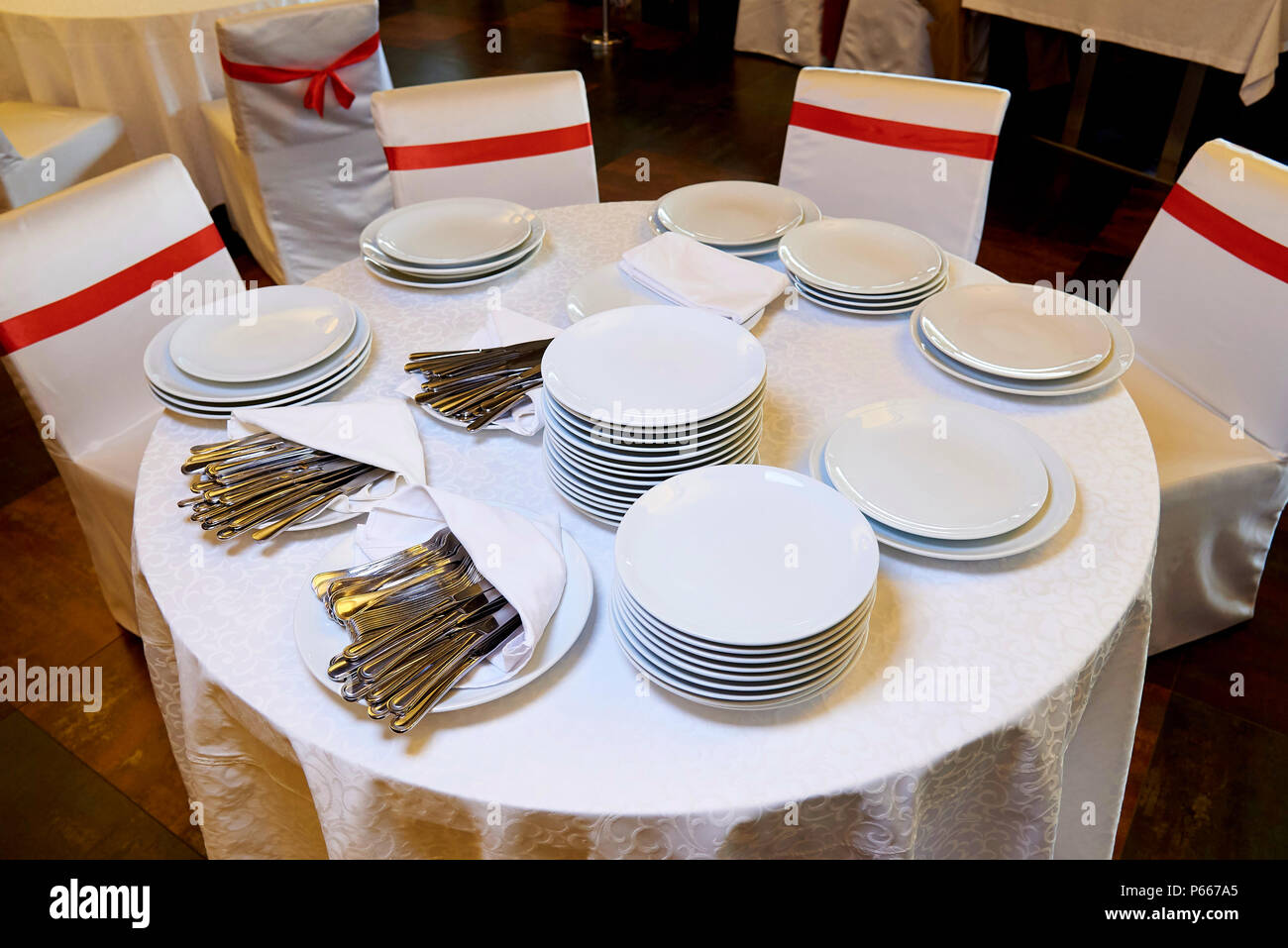 Un conjunto de platos y cubiertos para el buffet Fotografía de stock - Alamy