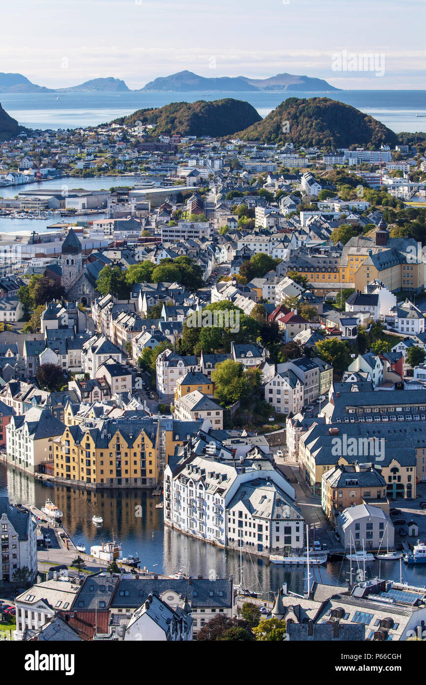 Vista de la ciudad de Alesund desde la cima del monte Aksla, Møre og Romsdal, Noruega. Foto de stock