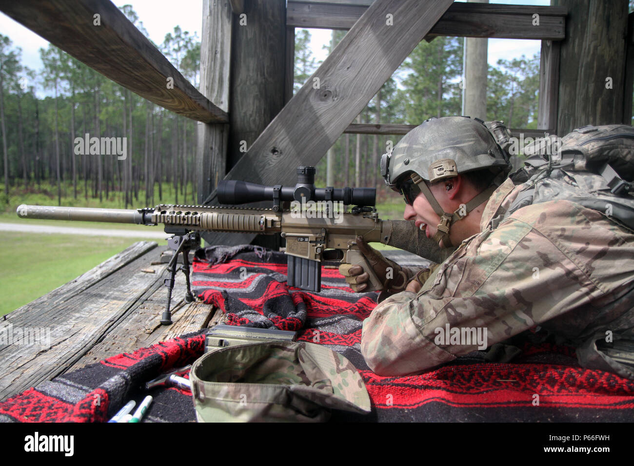 Spc. Blake Reyna, un soldado de infantería con tropa C, 6º Escuadrón, 8º Regimiento de Caballería, 2ª Brigada de Infantería de Combate, equipo de 3ª División de Infantería, demuestra cómo disparar un M110 semi-automático sistema de francotirador en Fort Stewart, Georgia, 3 de mayo de 2016. El M110 es un arma de precisión conocida por su precisión y es utilizado normalmente en patrullas. (Ee.Uu. Foto del ejército por el SPC. John Onuoha / liberado) Foto de stock